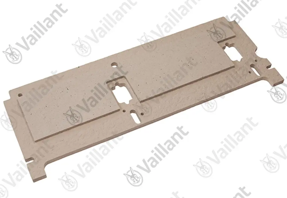 Vaillant Isolierplatte in rechteckiger Form, mit Ausschnitten und Löchern zur Montage. Ihr Material wirkt robust und eignet sich für spezifische Anwendungen im Heizungsbereich.